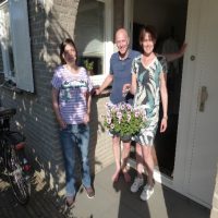 Gert-Jan en Rianne Leenknegt krijgen een plant van Marieke Traksel